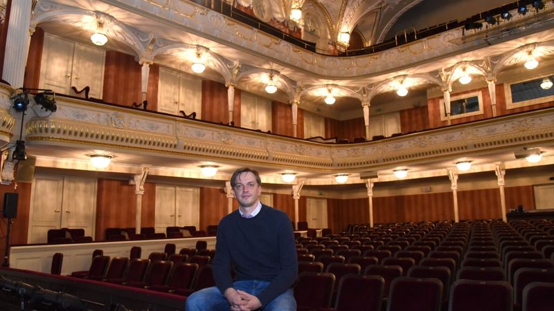 Teātra direktora darbs beidzas ap sešiem, izrāde sākas septiņos