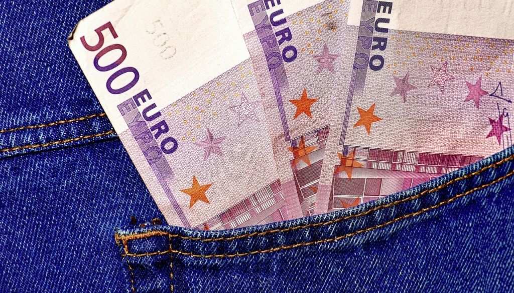 VID lūdz uzsākt kriminālvajāšanu par lielas skaidras naudas summas nedeklarēšanu