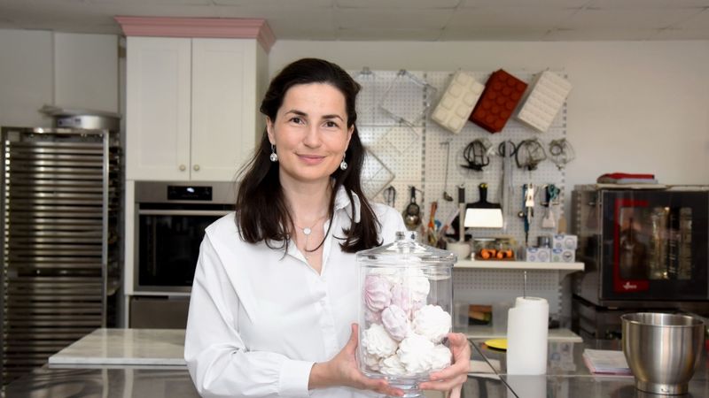 Konditoreja ir kā juvelierizstrādājumi: kāpēc eklēri un macaron nevar būt lēti?