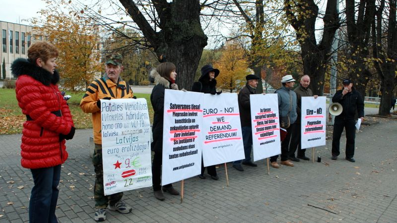 Antiglobālisti pie Satversmes tiesas protestē pret eiro