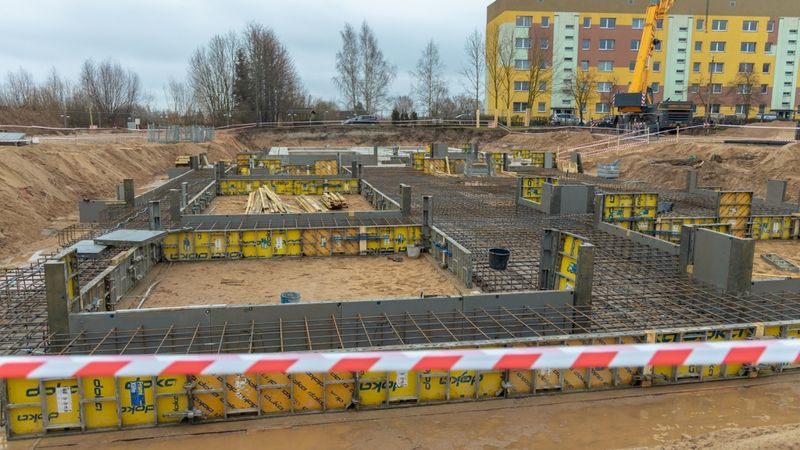 FOTO: Bauskā sāk daudzdzīvokļu īres nama būvniecību