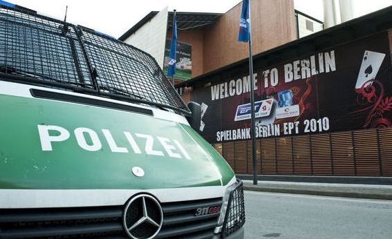 Pokera turnīra Berlīnē dalībniekus pārsteiguši bruņoti laupītāji