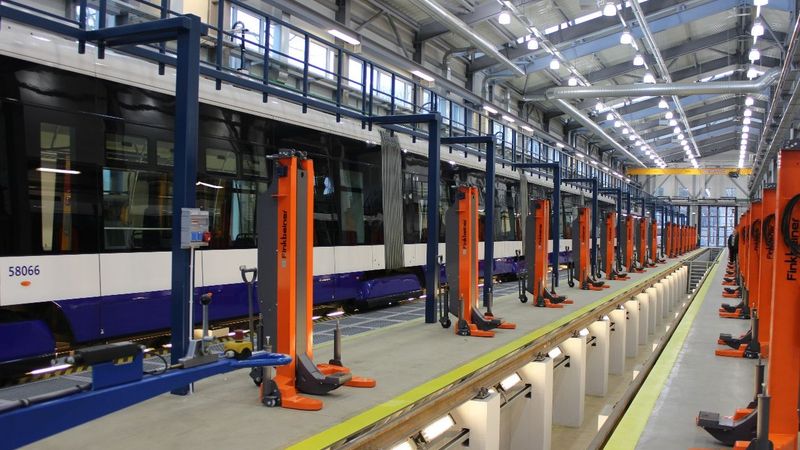 Atklāj 8,7 miljonus vērto zemās grīdas tramvaju remonta cehu