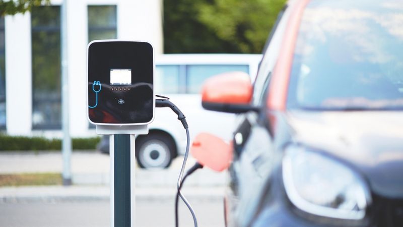 Deloitte: Eiropai risks kļūt aizvien atkarīgākai no Ķīnas elektroauto akumulatoru jomā