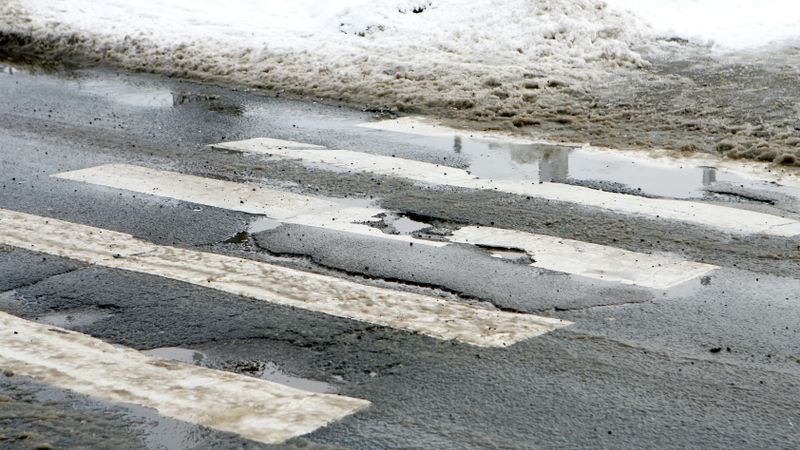 Rīgas ielās veidojas bedres; daudzviet noteikti ātruma ierobežojumi