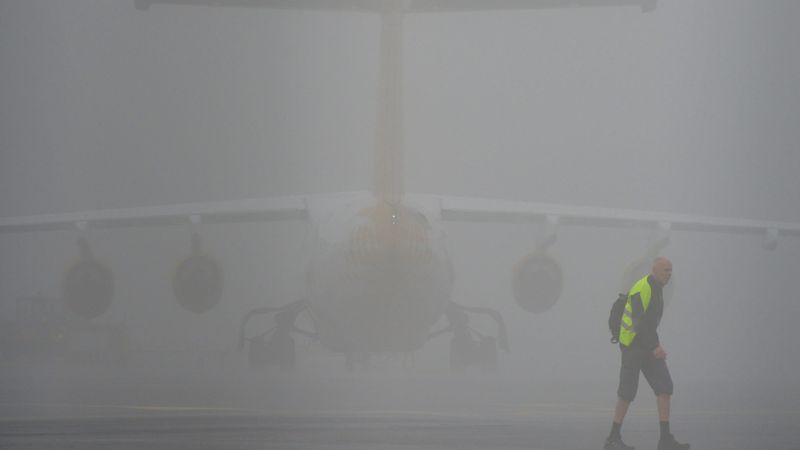 Miglas dēļ kavējas Rīgas lidostā ielidojošie reisi