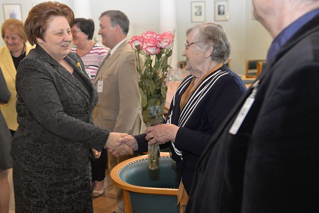 Straujuma: Ir taisnīgi vispirms palielināt līdz 200 eiro lielās pensijas