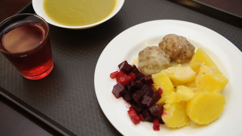 54 skolu ēdināšanas uzņēmumos PVD konstatējis būtiskus pārkāpumus