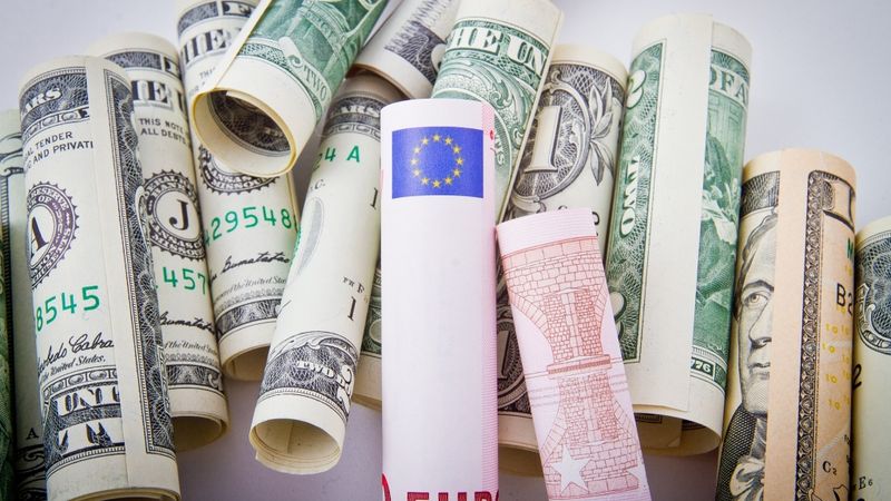 Eiro vērtība atkal pārsniedz paritāti pret dolāru