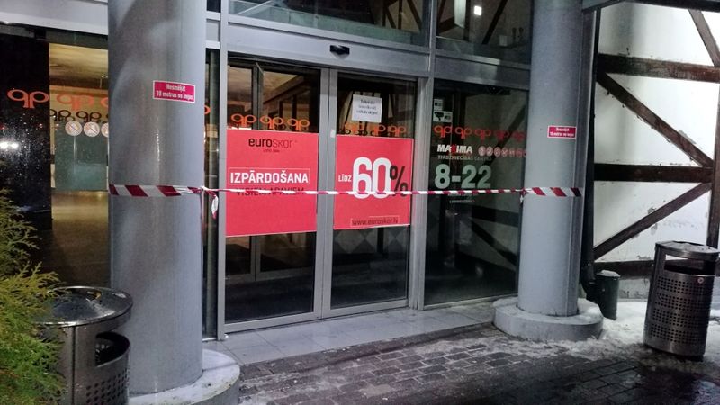 Slēgta tehnisko ķibeļu apsēstā Pilsētas pasāža Jelgavā