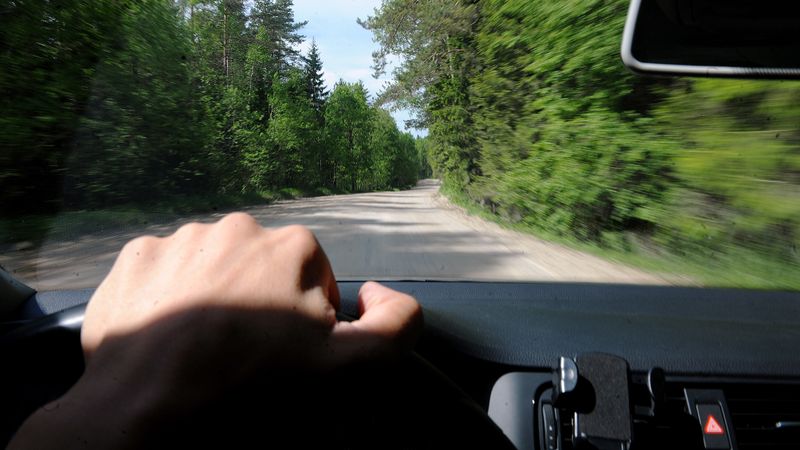 Vides aizstāvju iebildumu dēļ kavējas Ērgļu autoceļa posma asfaltēšana