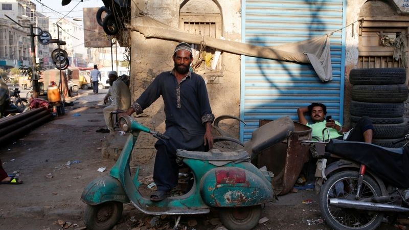 Lētie ķīniešu motocikli no tirgus izēd  Vespa motorollerus
