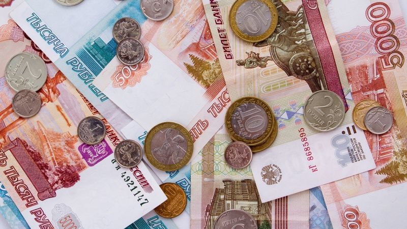 Krievijas iedzīvotāji februārī no bankām izņēmuši 1,2 triljonus rubļu