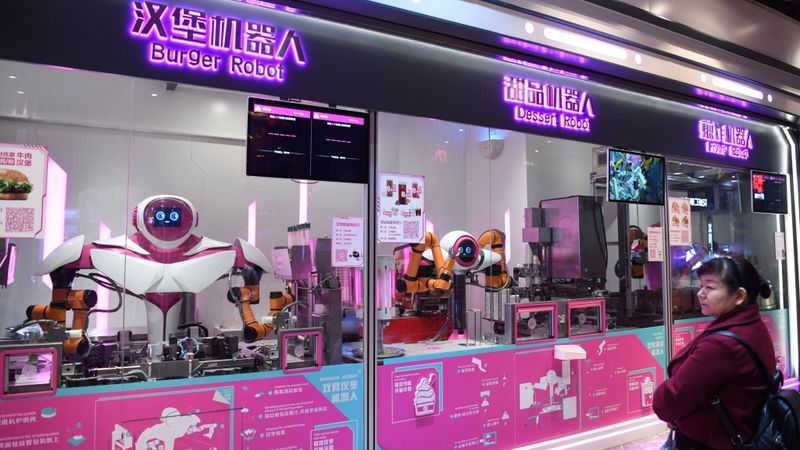 FOTO: Ķīnā atvērts restorāns, kurā strādā tikai roboti