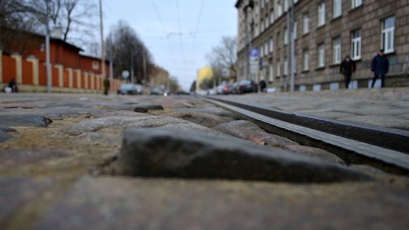 Krišjāņa Barona ielā slēgtas 16 automašīnu stāvvietas