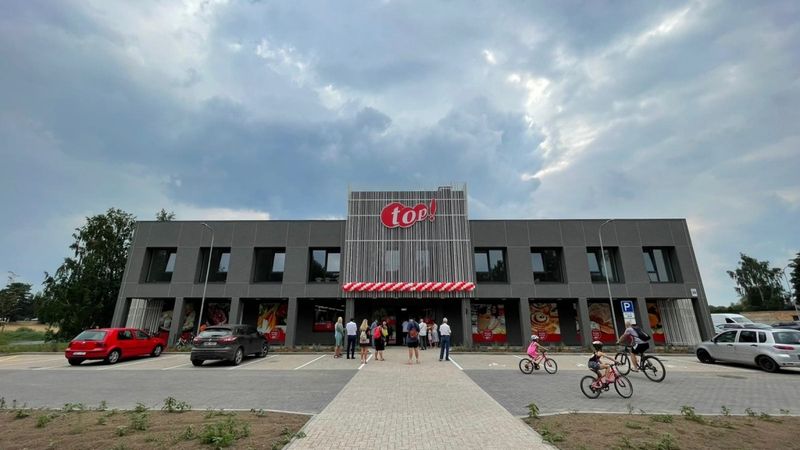 Investējot turpat 2 miljonus eiro, Ādažos atver pirmo veikalu top!