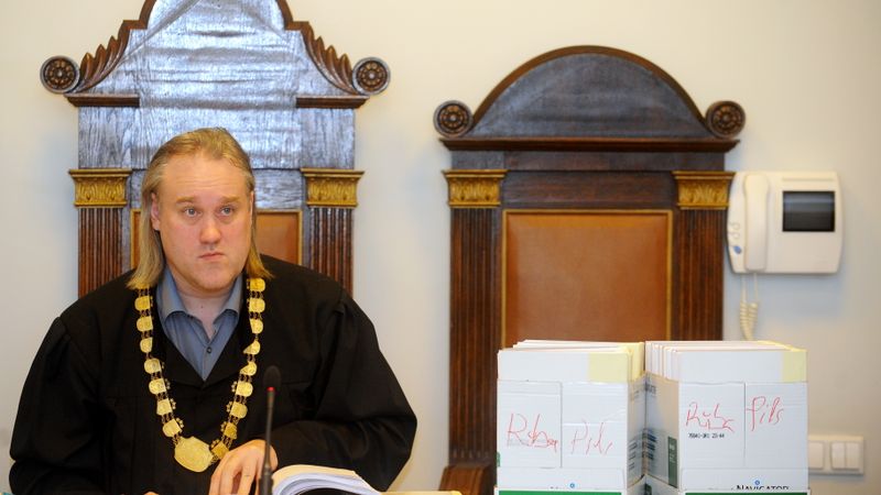 Tiesa atceļ mantas arestu Rīgas pils ugunsgrēka lietā iesaistītajiem būvuzņēmumiem