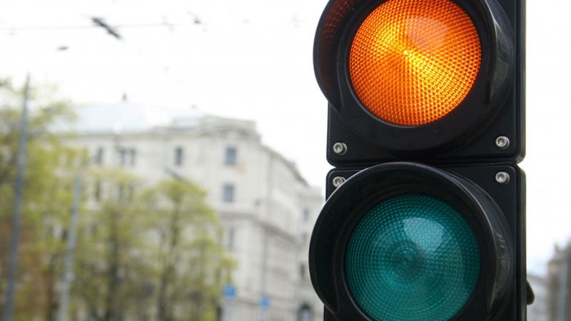 Iespējams, vairākās vietās Rīgā šoferus uzmanīs luksofora signāla kontroles iekārtas
