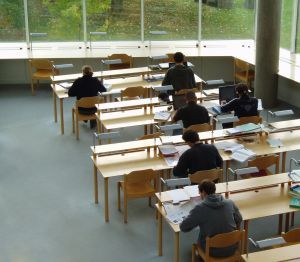 Profesors: Uz Latviju piekristu braukt tikai ārzemēs caurkritušie