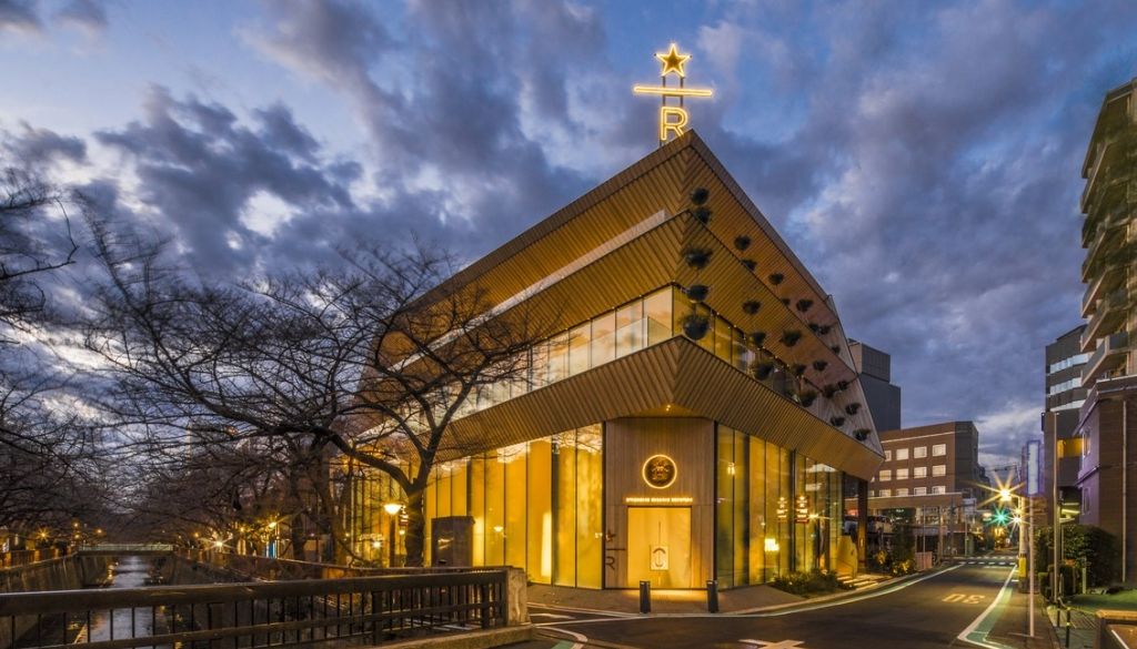 FOTO: Starbucks Japānā atvēris četrstāvu kafejnīcu ar grauzdētavu