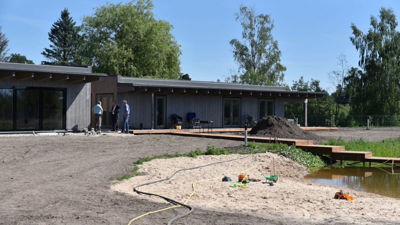 FOTO: Sāk apdzīvot pirmo līmētā koka māju