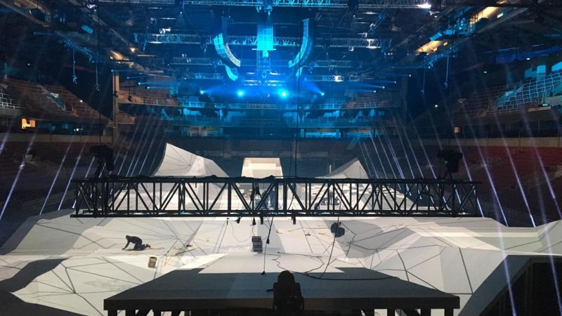 FOTO: Arēnā Rīga tiek montēta projekciju skatuve lielizrādei Abas Malas