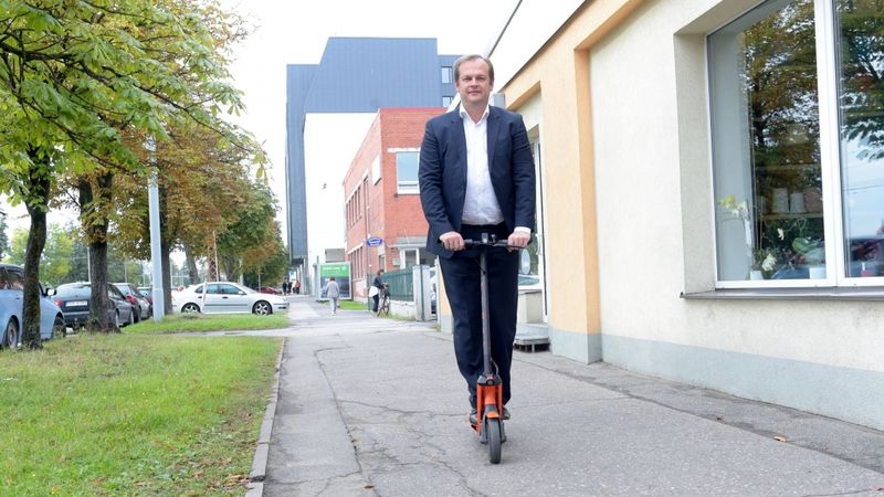 No bankām pie skrejriteņiem