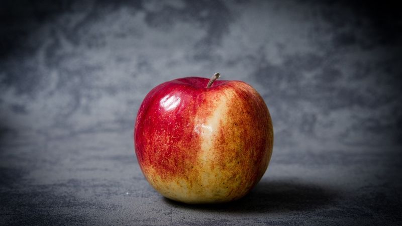 Uz gadu nosaka 12% PVN likmi svaigiem augļiem, ogām un dārzeņiem