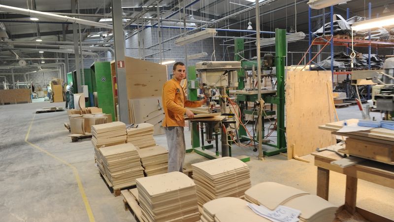 Restarts: Tukuma mēbeles reanimē bijušo Sāgas rūpnīcu