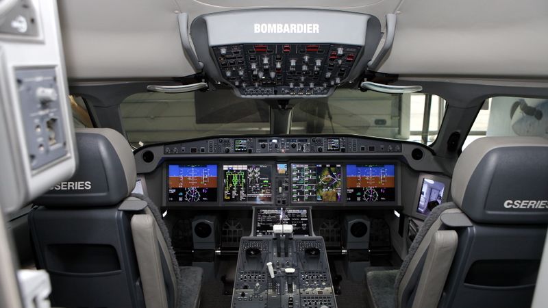 Papildināta ar foto - airBaltic demonstrē jauno lidmašīnu pilota kabīnes modeli