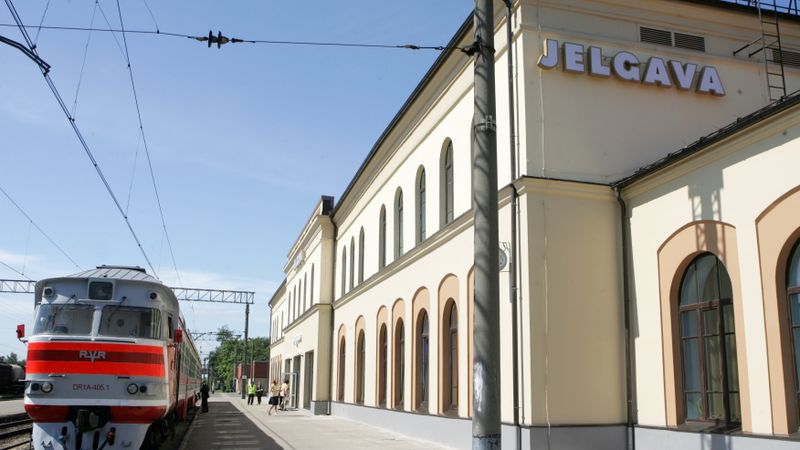 Tehnisku nedienu dēļ kavējas dzelzceļa satiksme Jelgavas virzienā