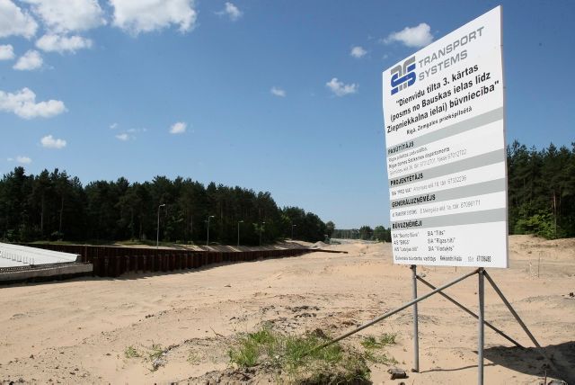 Pārtrauc būvniecības darbus Dienvidu tilta trešajā kārtā