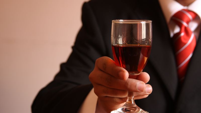 KNAB: Varas partijas valsts naudu pretlikumīgi tērējušas alkoholam, pārtikai un putekļu sūcējam