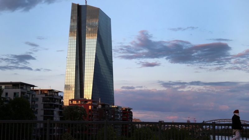 Inflācijai pazūdot, no ECB gaida vēl 500 miljardu dāvanu