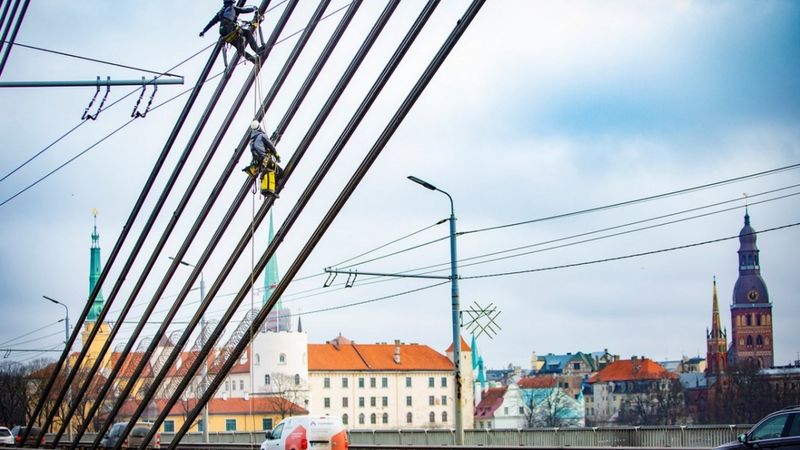FOTO: Alpīnisti inspicē Vanšu tilta nestspēju un ilgmūžību