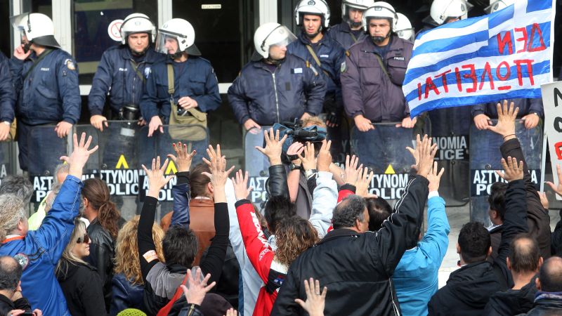 Grieķu protestētāji Vācijas diplomātam uzbrukuši ar kafiju