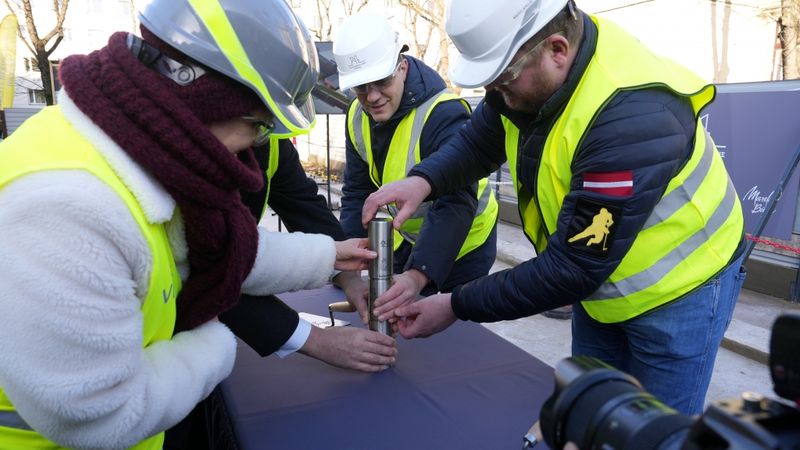 TabFab biznesa inkubatora ēkas pamatos ievieto laika kapsulu