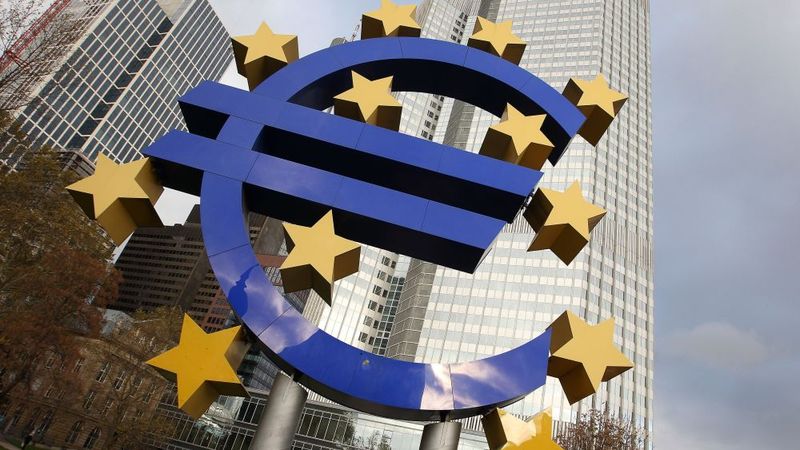 Ekonomists: Deflācijas riska apkarošanai ECB jāizmanto kvantitatīvā mīkstināšana