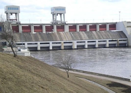 Atjaunos bojāto Pļaviņu HES pārgāznes dzelzsbetona virsmu
