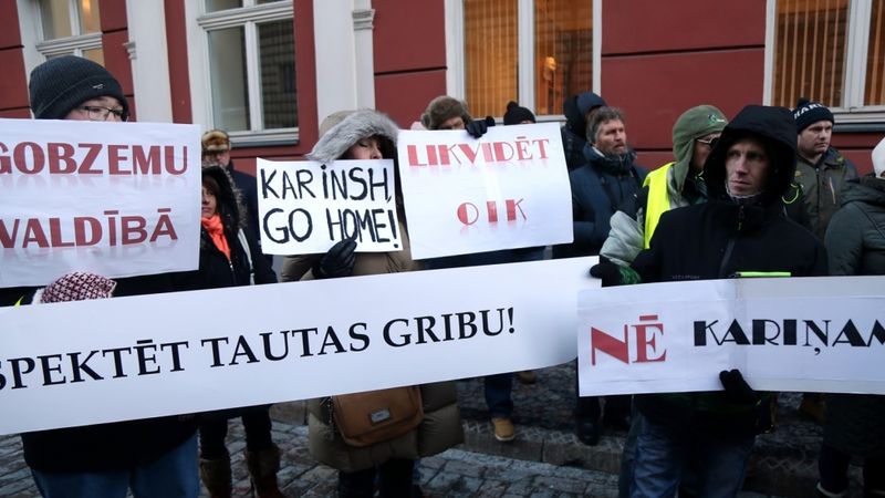 FOTO: Ap 100 cilvēku protestā pie Saeimas pieprasa neapstiprināt Kariņa veidoto valdību