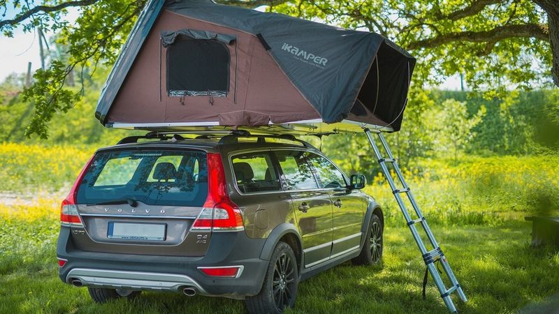 Ceļošanai piedāvā teltis uz auto jumta