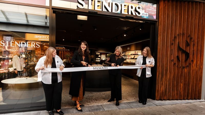 Stenders atklāj lielāko zīmola veikalu Eiropā