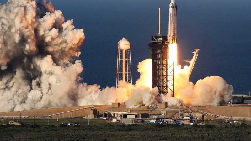 SpaceX raķete Falcon Heavy veikusi pirmo komerciālo lidojumu