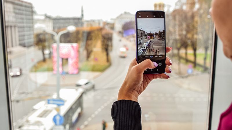 HarmonyOS tik drīz Android neaizvietos; Latvijā prezentē jaunu Huawei tālruni ar Android