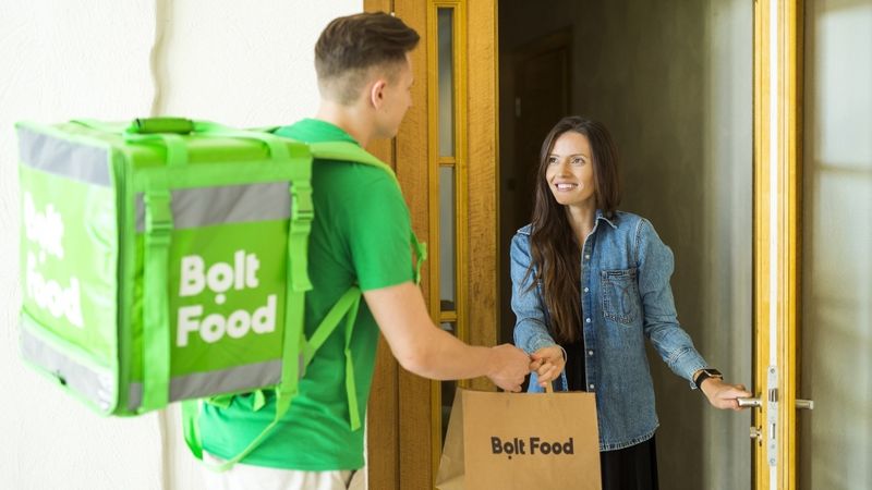 Bolt Food ievieš iespēju atstāt tējas naudu kurjeram
