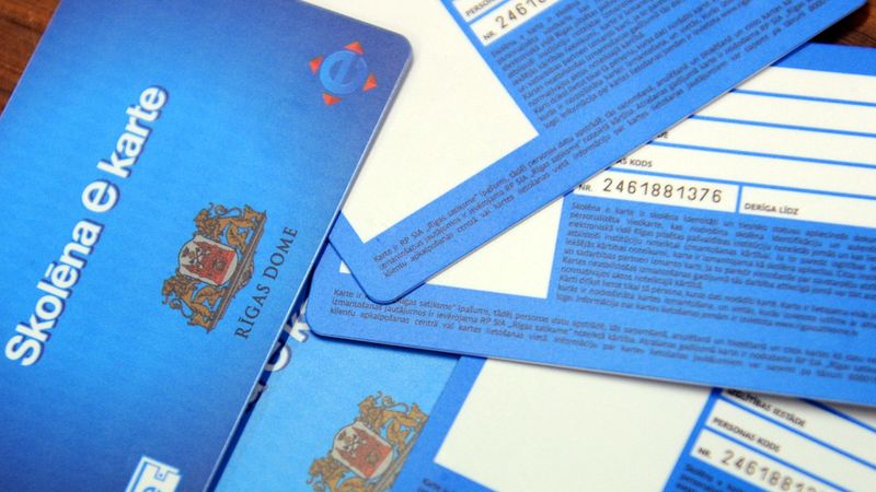 Rīgas skolēniem dalīs jaunas e-kartes, kas apvienos e-talonu un skolēna apliecību