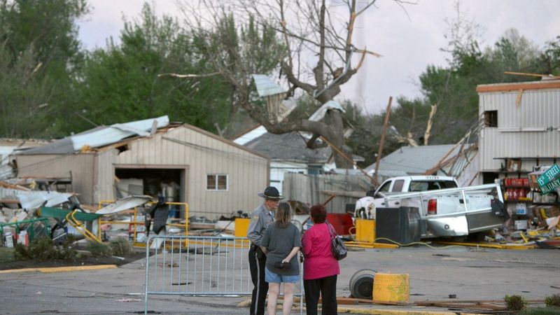 ASV dienvidos priekšpilsētu mājas nobrucina tornado; ir bojāgājušie