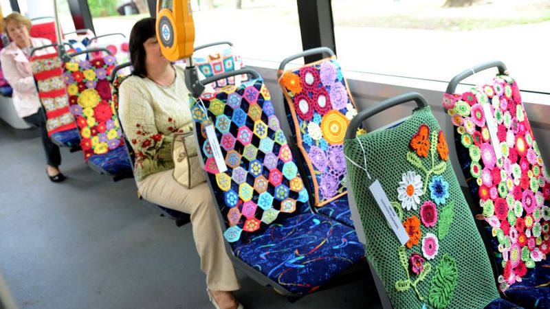 Sāk kursēt «Tamborētais Dziesmu svētku tramvajs»