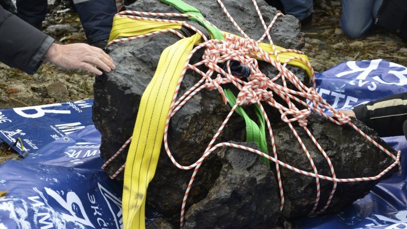 No ezera izceļ pustonnu smagu Čeļabinskas meteorīta fragmentu