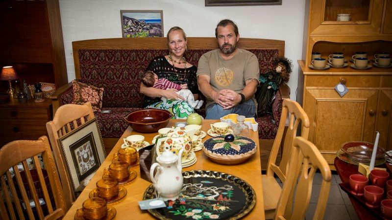 FOTO: Atjauno koka mēbeles un gaida atgriežamies klientus